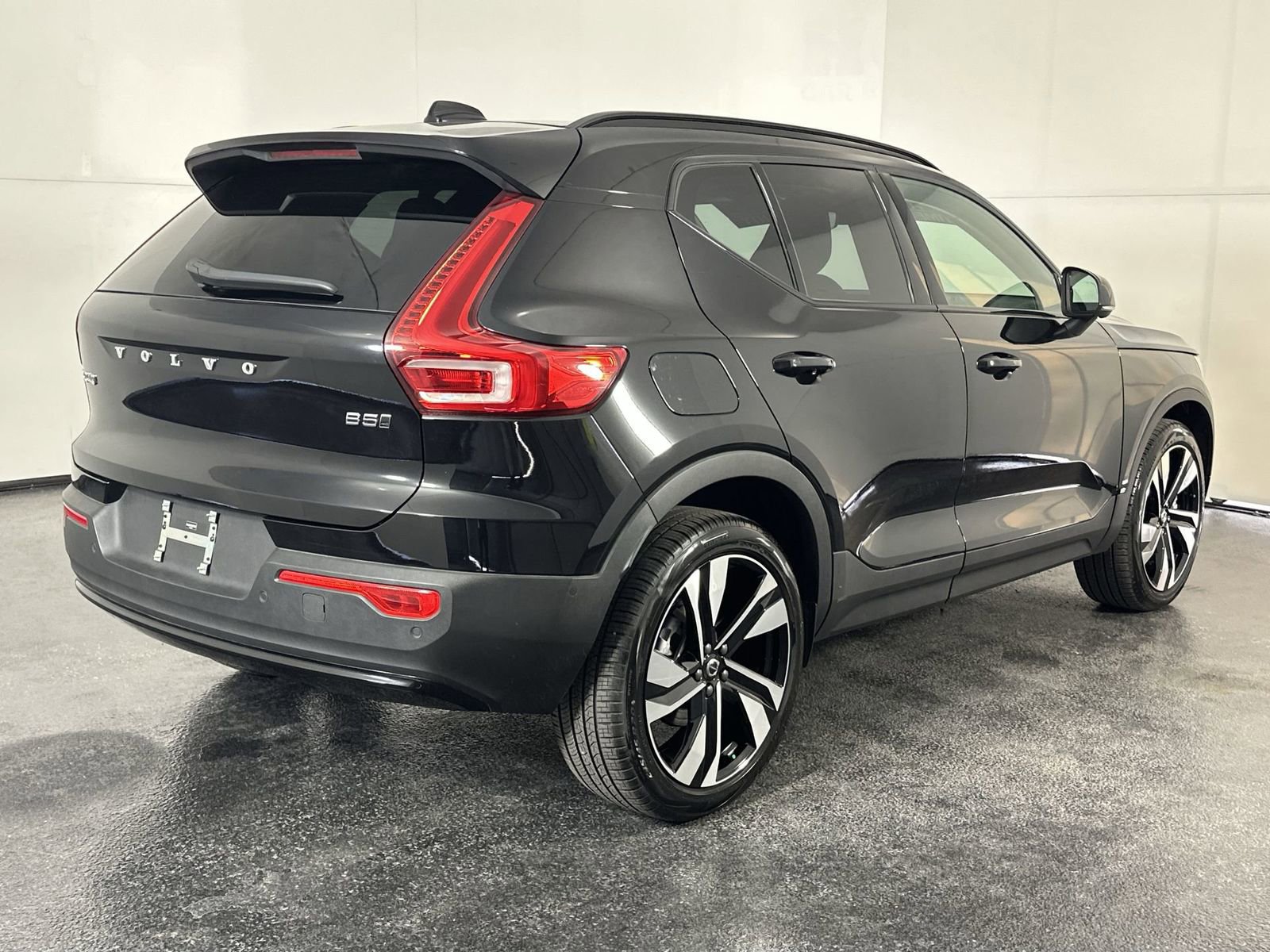 Used 2025 Volvo XC40 B5 Plus image 8