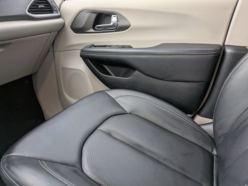 Used 2024 Chrysler Pacifica Touring-L FWD image 19