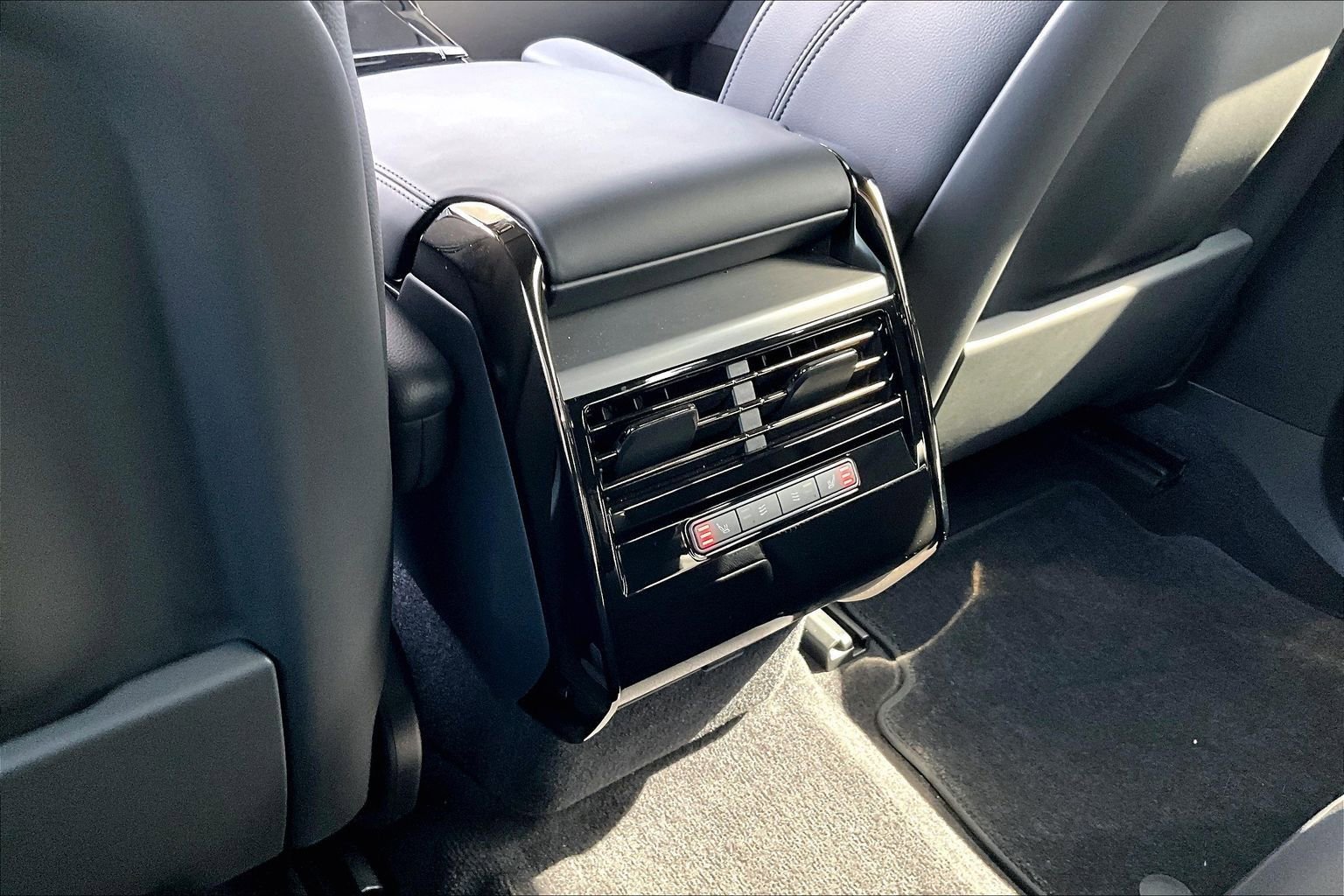 Used 2025 Land Rover Range Rover Sport image 34