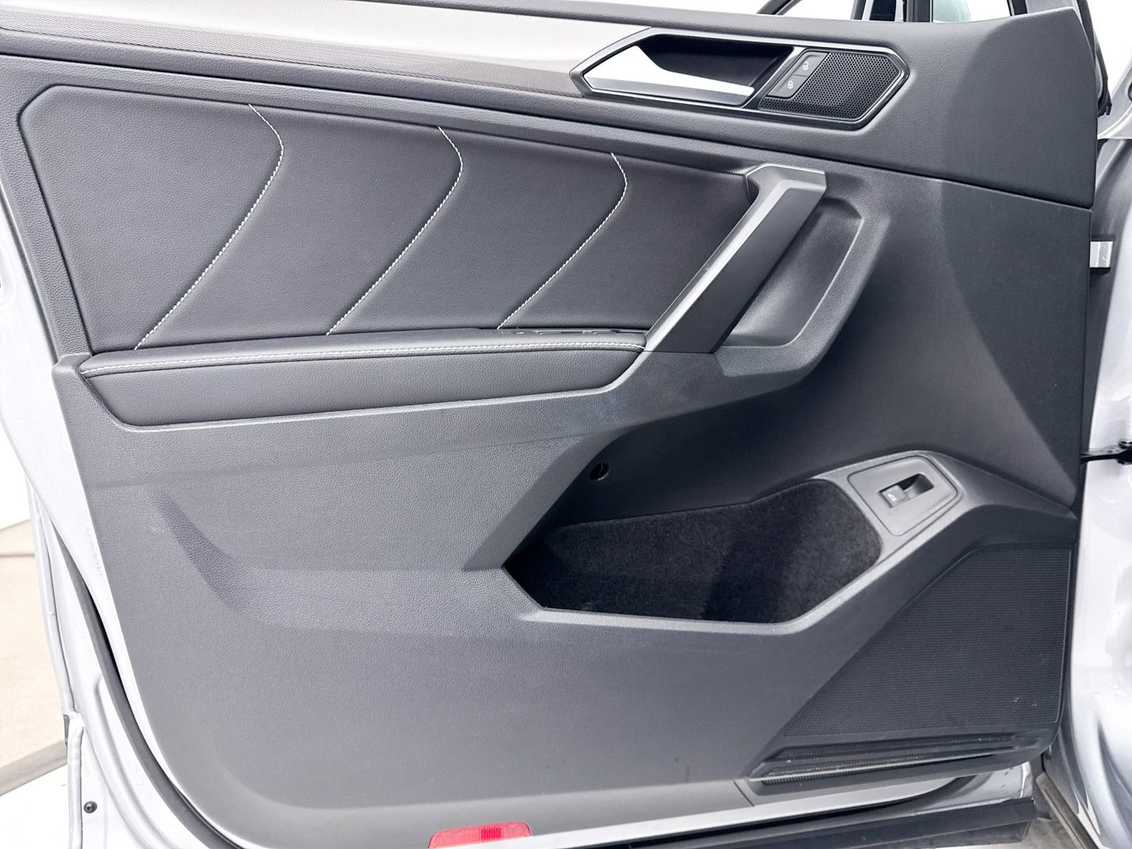 Used 2022 Volkswagen Tiguan SE w/ Panoramic Sunroof Package image 28