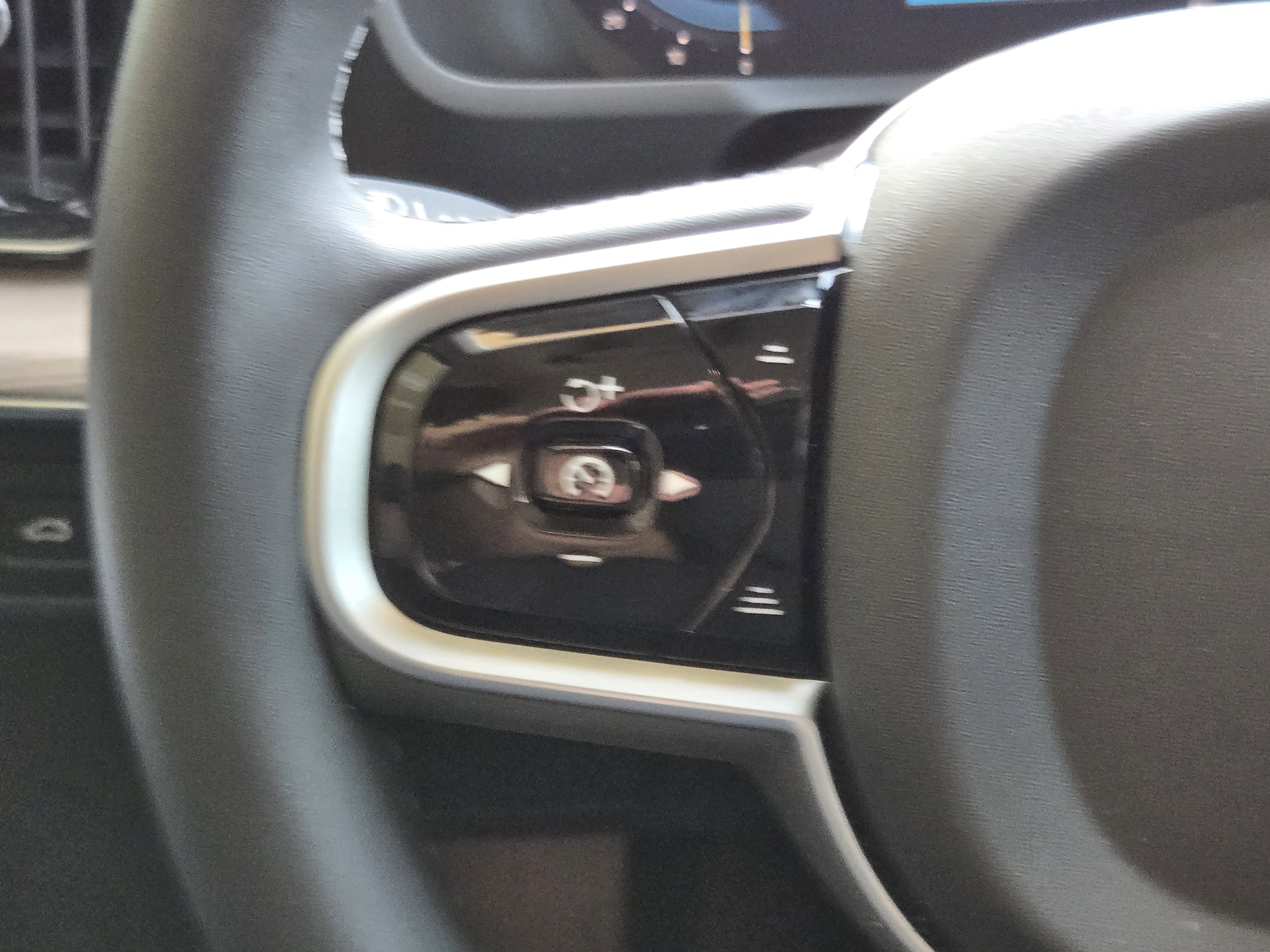 Certified 2025 Volvo XC90 B6 Core w/ Protection Package image 30