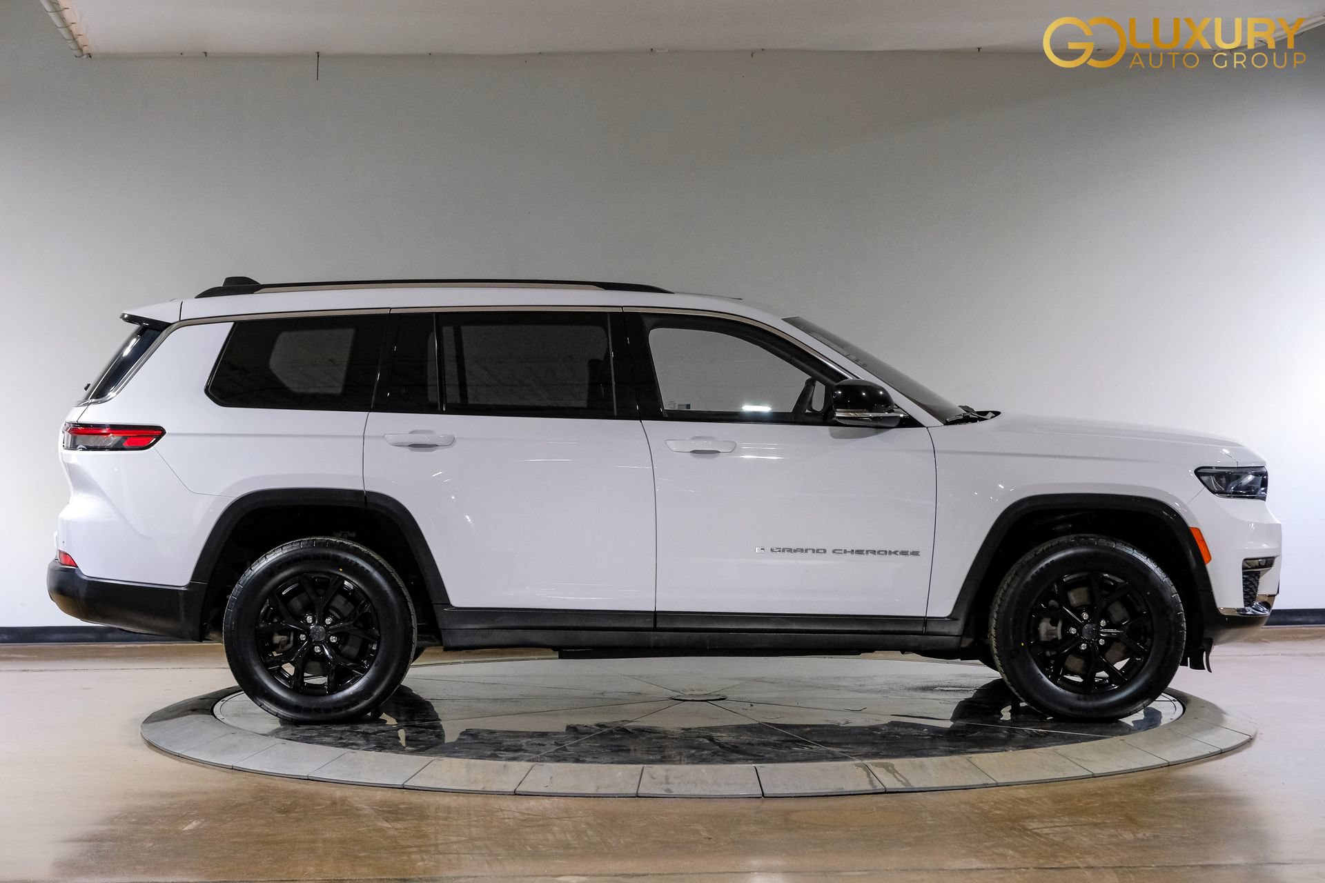 Used 2023 Jeep Grand Cherokee L Limited AWD/4WD image 9
