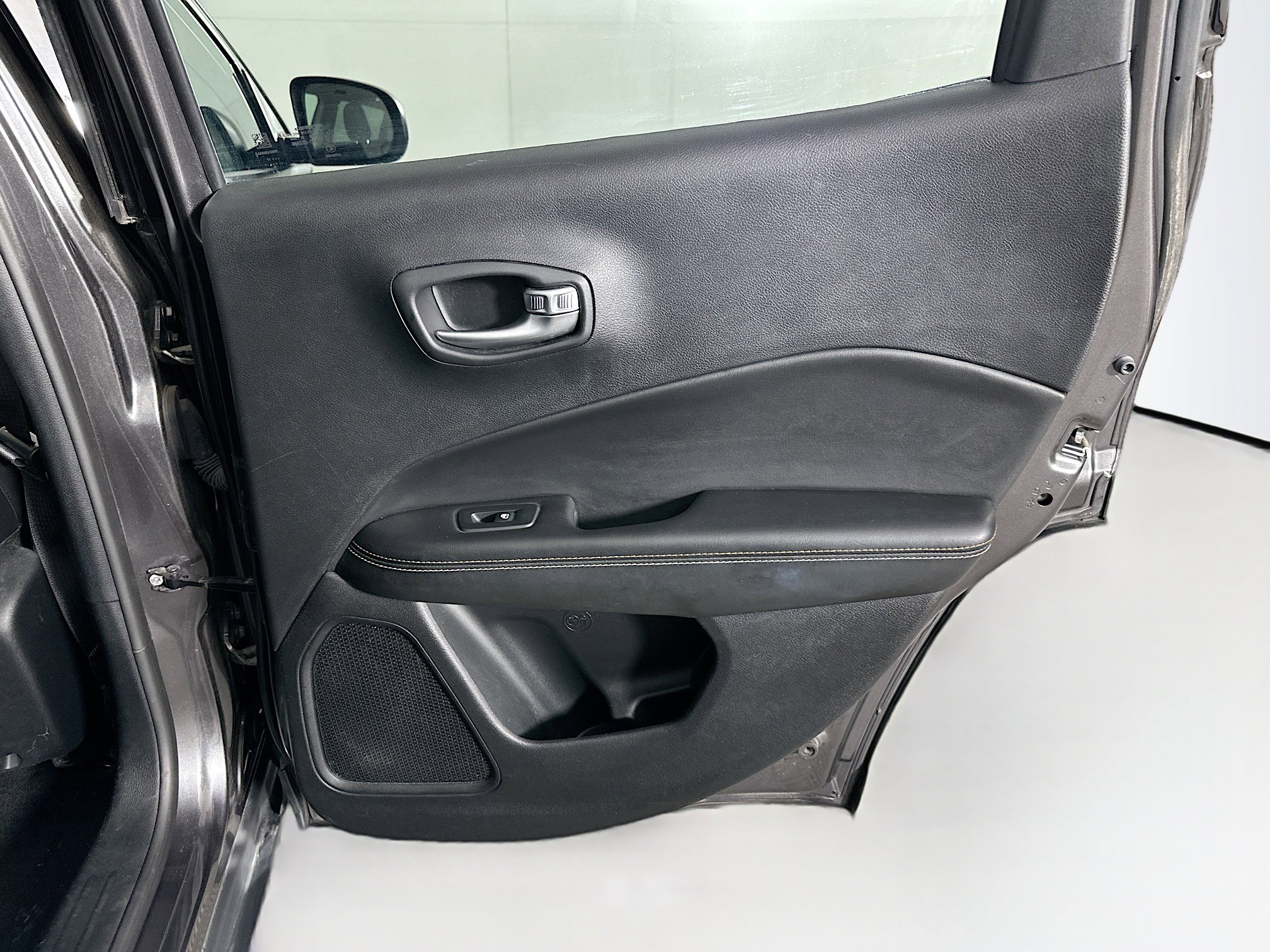 Used 2017 Jeep Compass Latitude w/ Popular Equipment Group FWD image 28