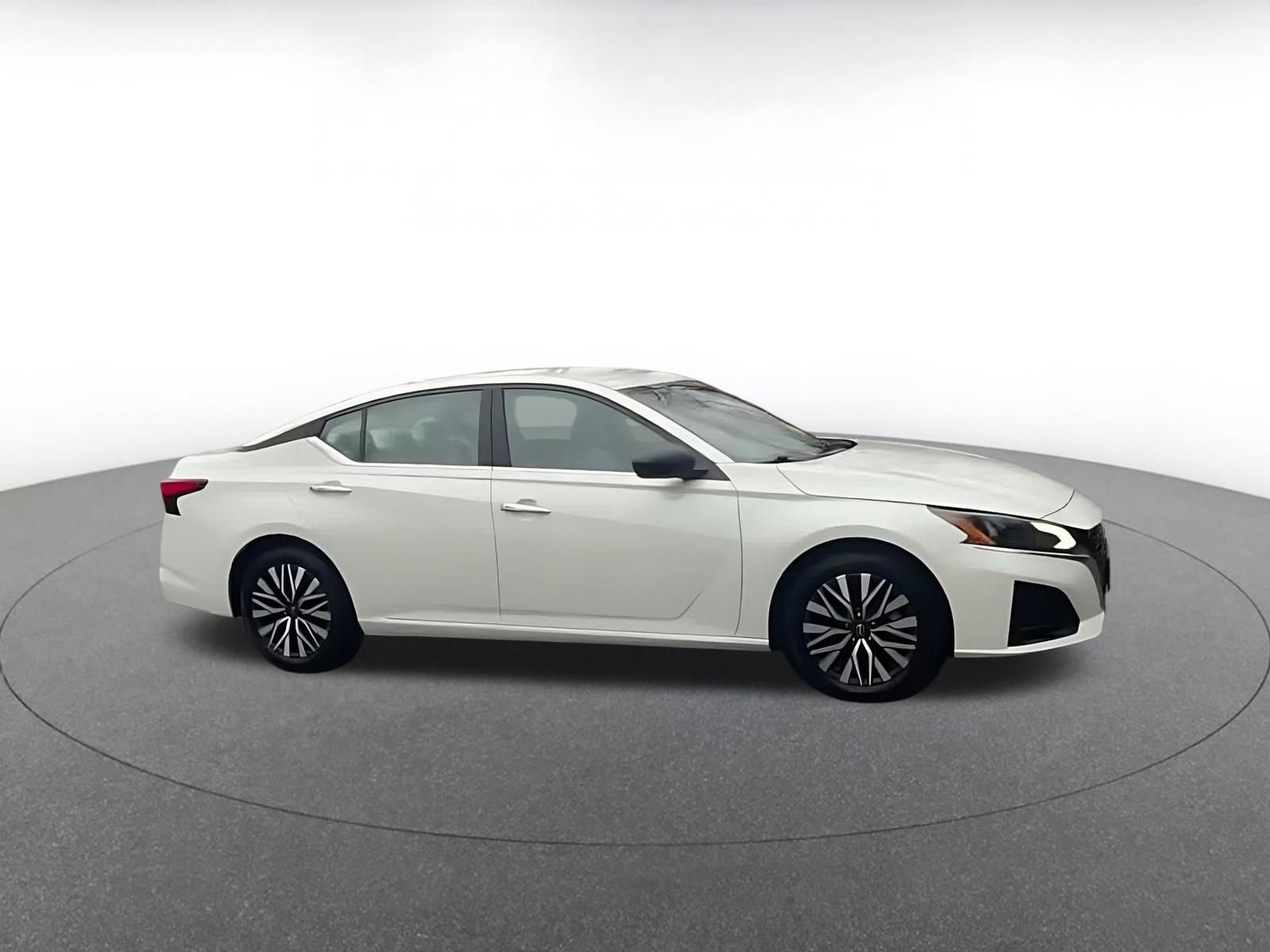 Used 2025 Nissan Altima 2.5 SV image 2