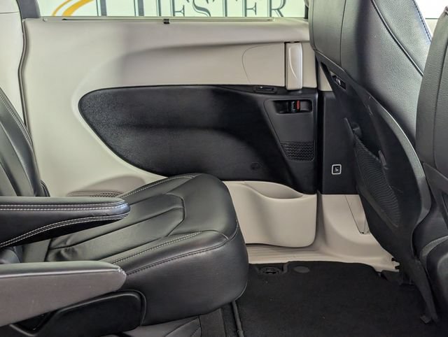 Used 2022 Chrysler Pacifica Touring-L FWD image 31