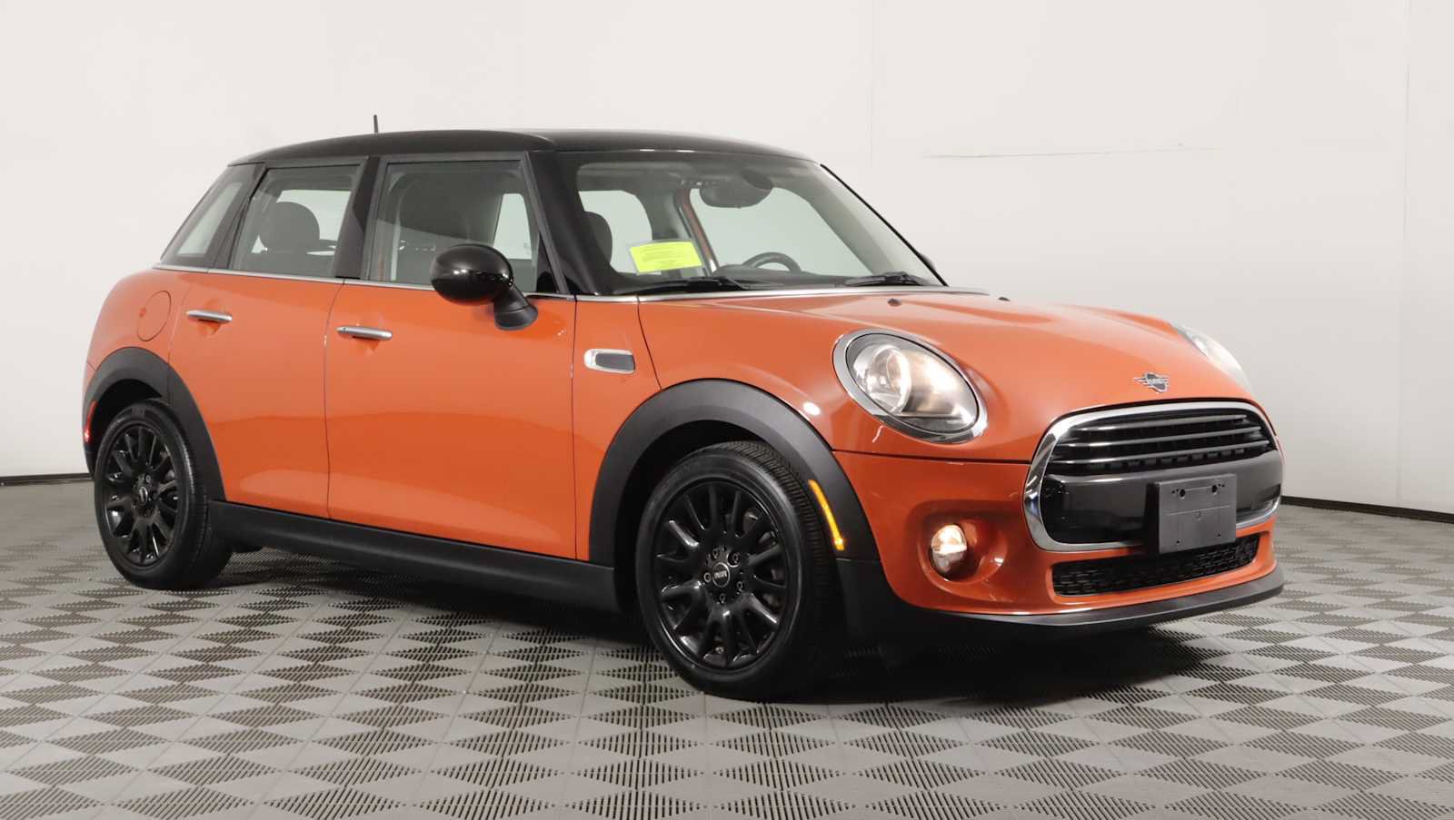 Used 2019 MINI Cooper 4-Door Hardtop FWD image 1