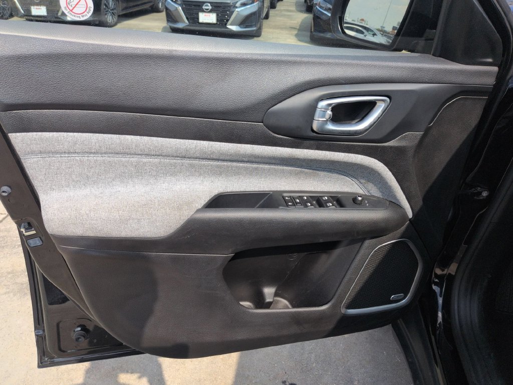 Used 2025 Jeep Compass Latitude w/ Sun & Sound Group AWD/4WD image 11
