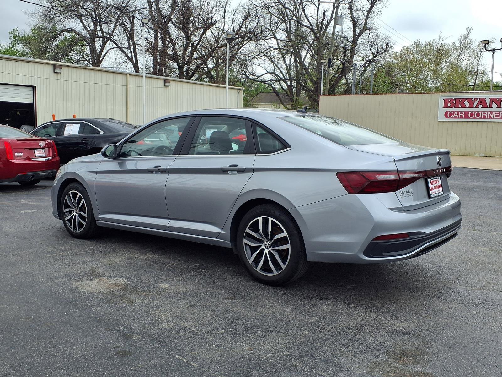 Used 2025 Volkswagen Jetta SE image 3