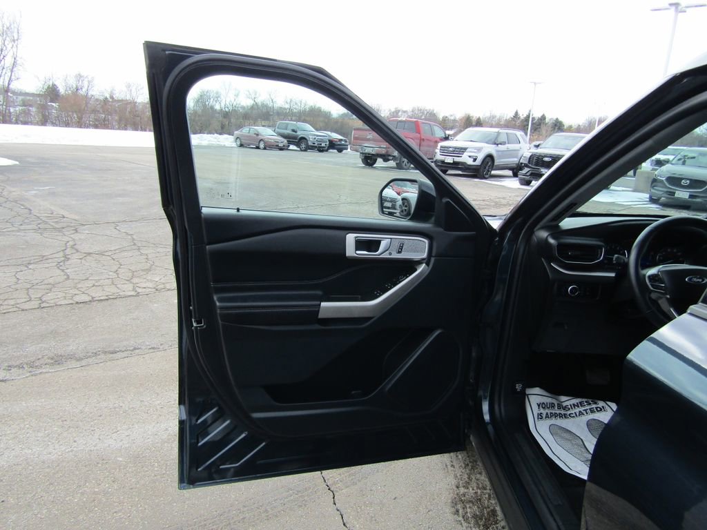 Used 2024 Ford Explorer XLT w/ Equipment Group 202A AWD/4WD image 17