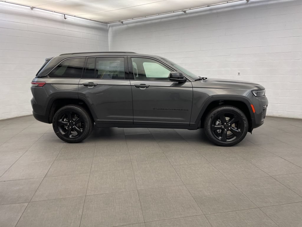 New 2026 Jeep Grand Cherokee Limited w/ Limited Altitude Package AWD/4WD image 2