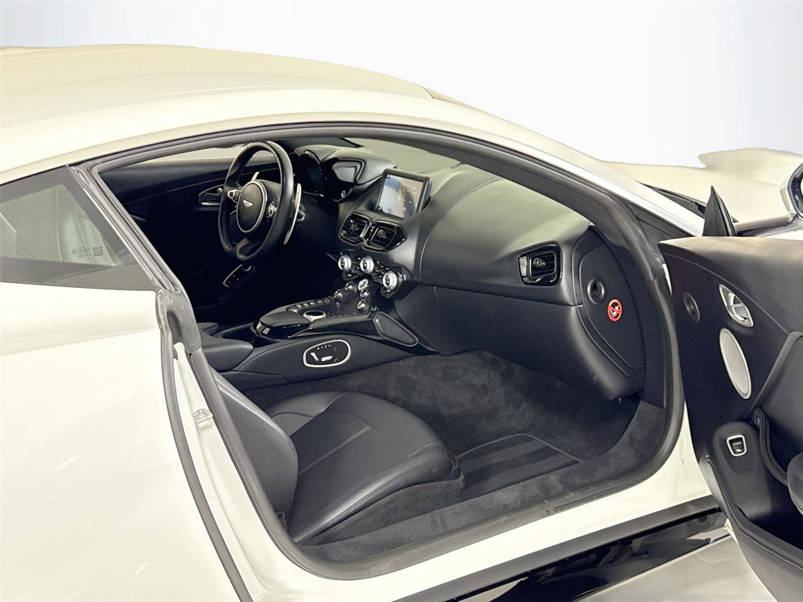 Used 2022 Aston Martin V8 Vantage Coupe RWD image 27