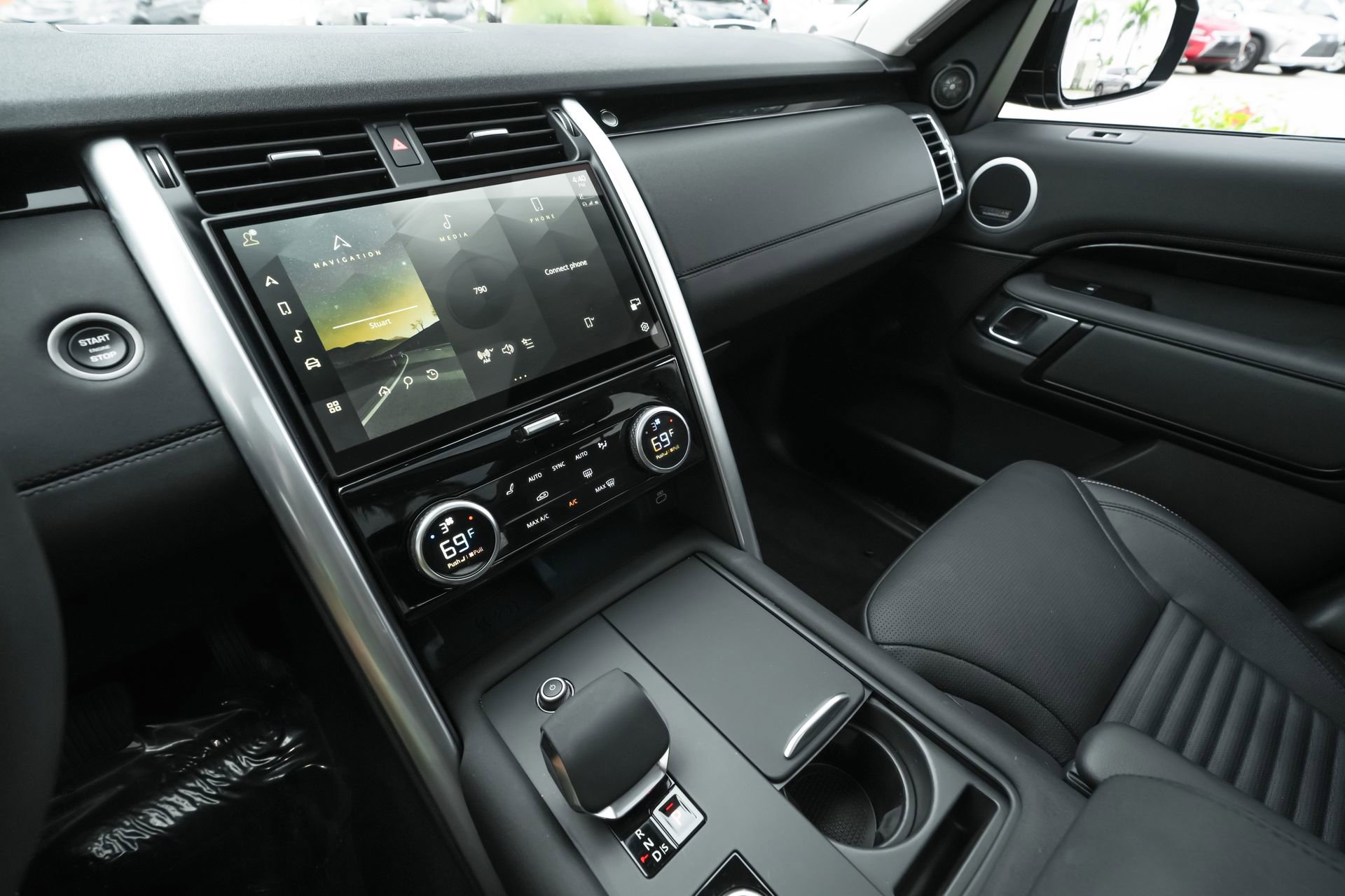 Used 2024 Land Rover Discovery S image 10