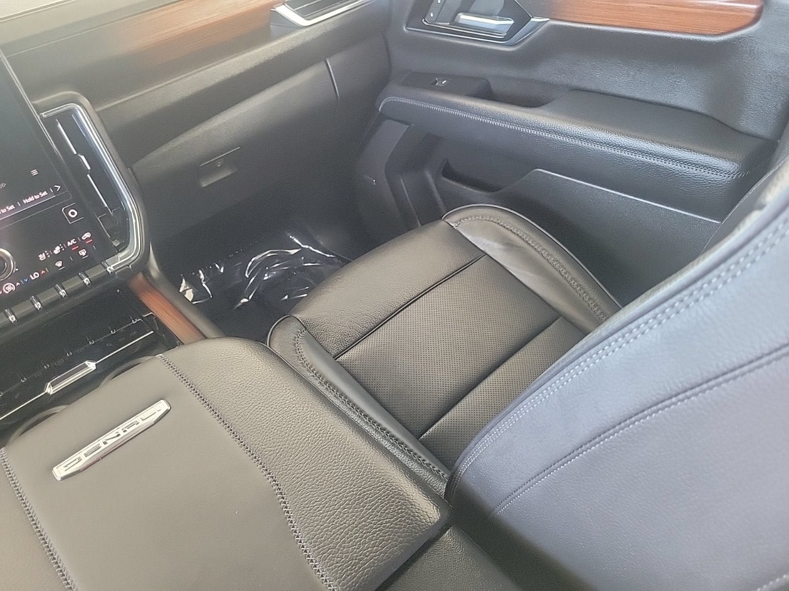 Used 2025 GMC Yukon Denali AWD/4WD image 19