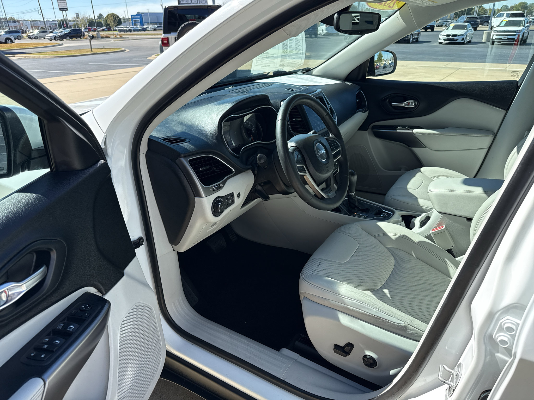 Used 2021 Jeep Cherokee Latitude Lux w/ Comfort/Convenience Group FWD image 16