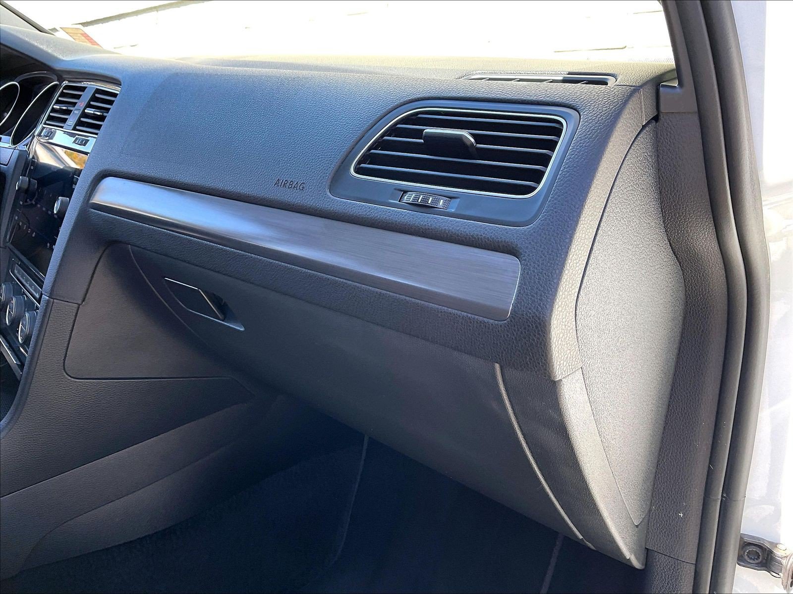 Used 2018 Volkswagen e-Golf SE FWD image 16