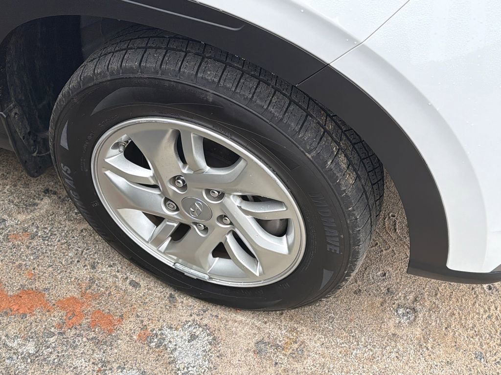 Used 2025 Hyundai Venue SE FWD image 11