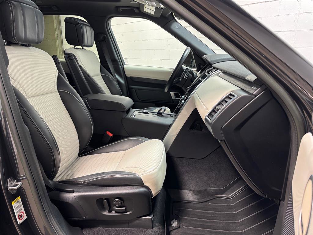 Used 2023 Land Rover Discovery Metropolitan Edition image 33