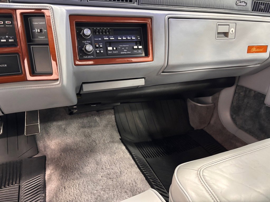 Used 1990 Cadillac Fleetwood Sedan image 14