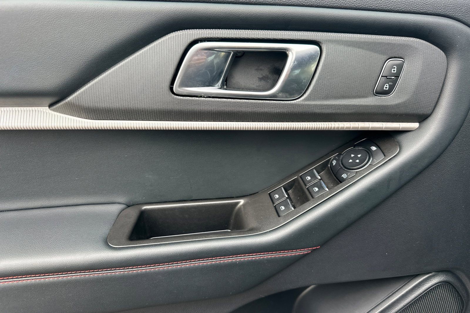 Used 2025 Ford Explorer ST-Line w/ ST-Line Street Pack image 11