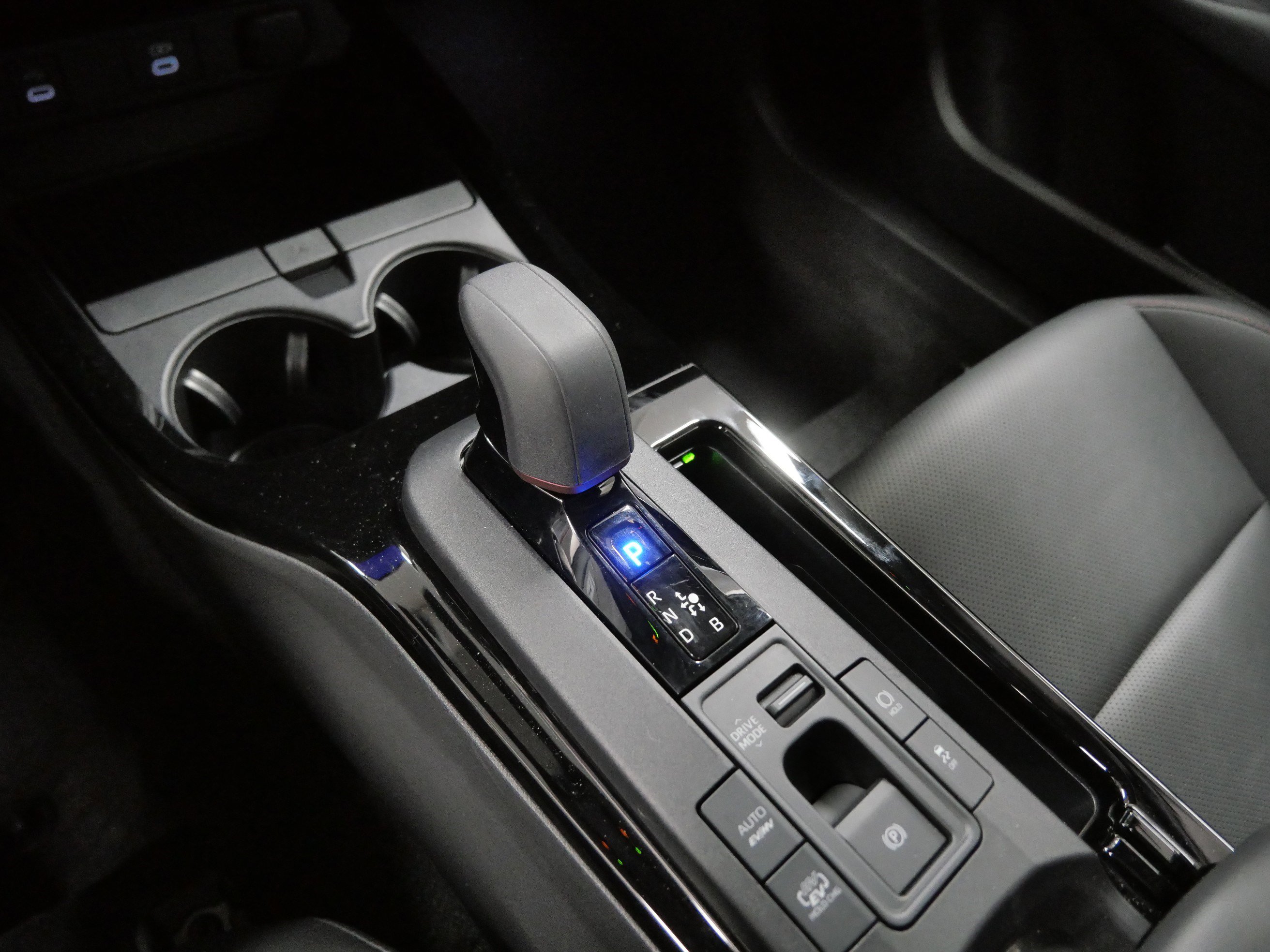 Used 2024 Toyota Prius Prime Premium image 25