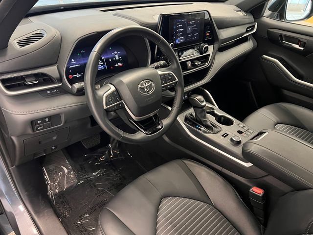 Used 2025 Toyota Highlander XSE AWD/4WD image 19