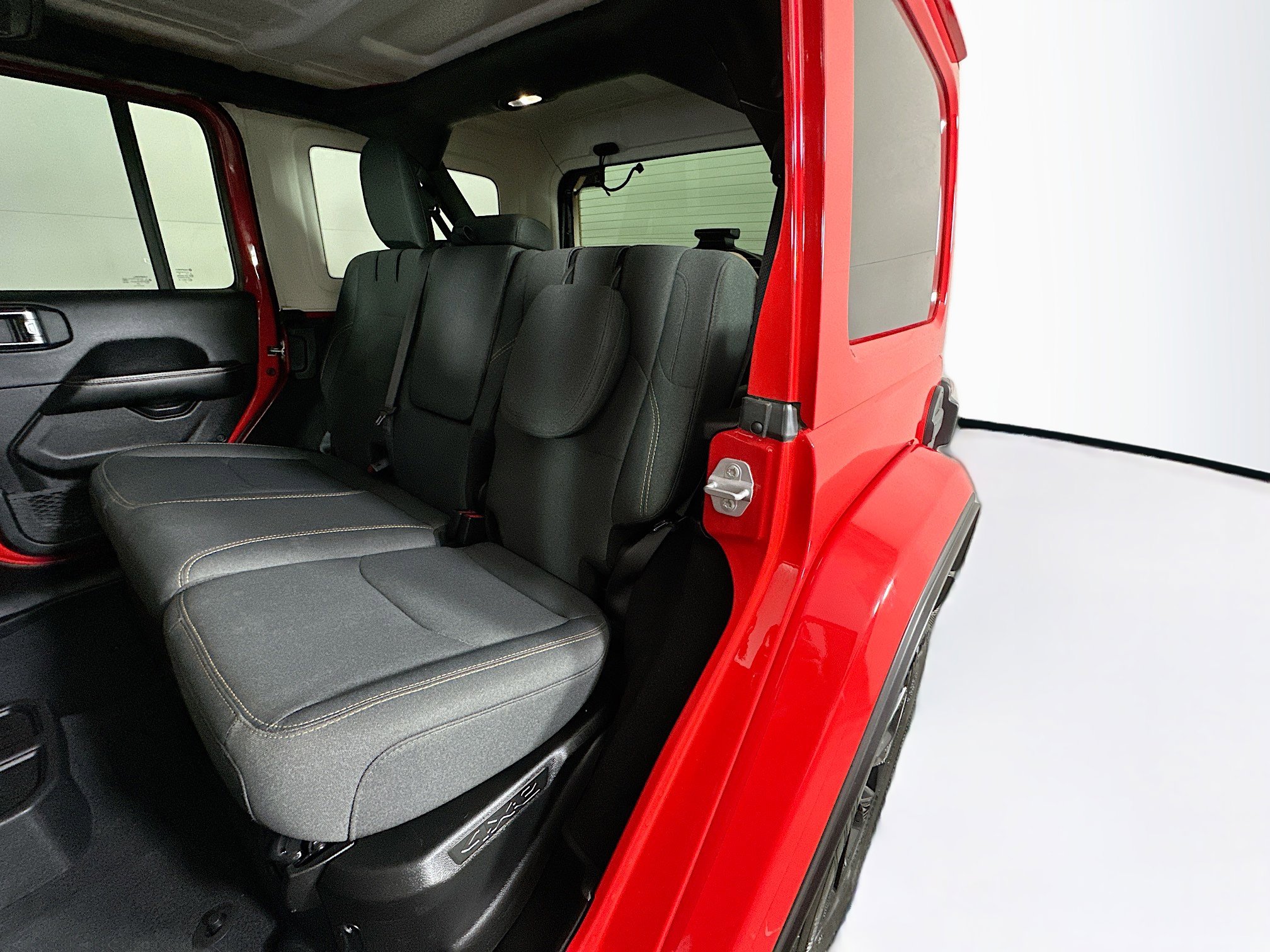 Used 2025 Jeep Wrangler Sahara image 25