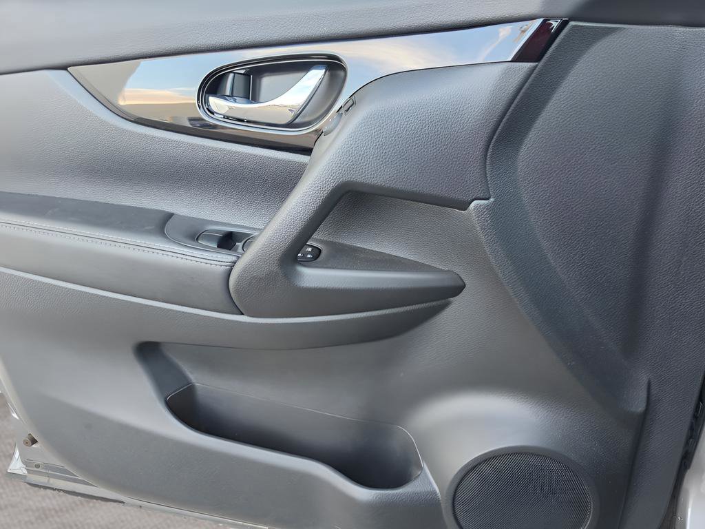 Used 2020 Nissan Rogue Sport SV FWD image 15