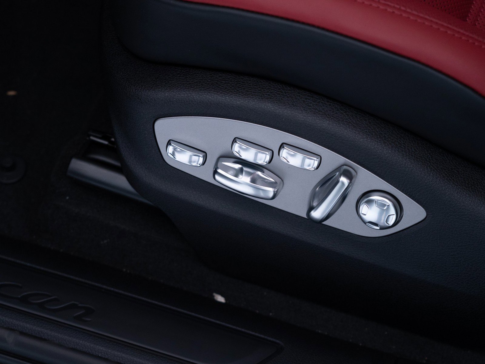 New 2026 Porsche Macan AWD/4WD image 16