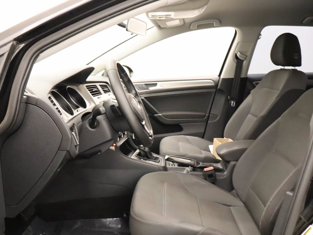 Used 2017 Volkswagen Golf S FWD image 15