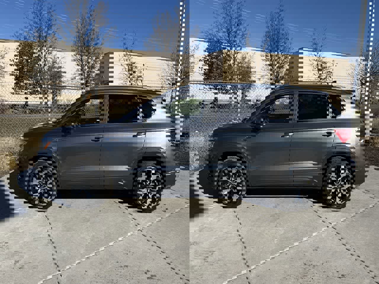 Used 2022 Volkswagen Taos SEL image 2