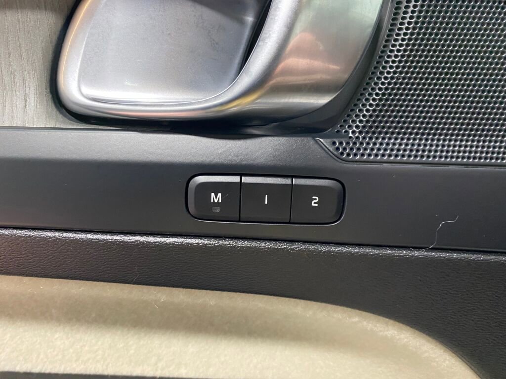 Used 2024 Volvo XC40 B5 Plus image 18