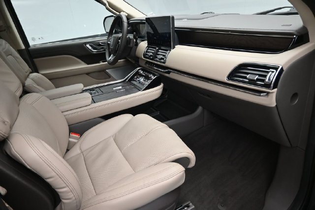 Certified 2024 Lincoln Navigator L Reserve AWD/4WD image 30