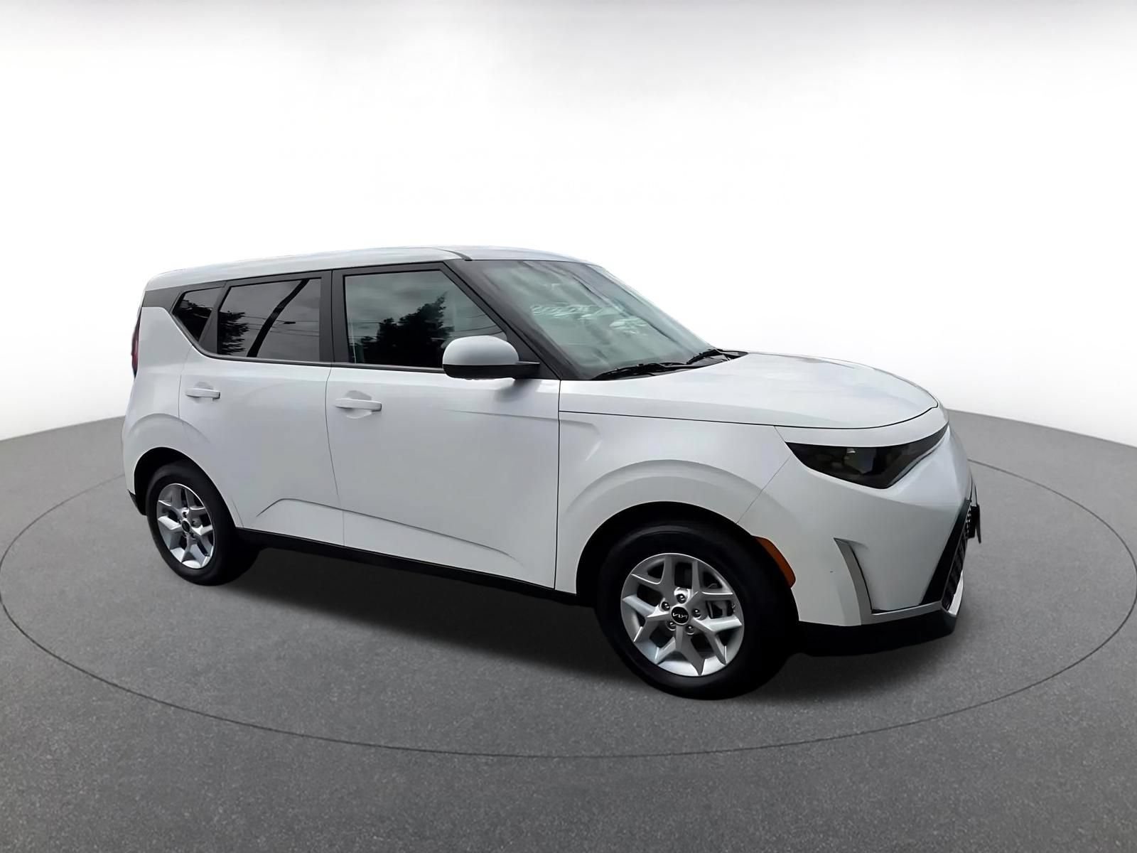 Used 2025 Kia Soul LX w/ LX Technology Package FWD image 2
