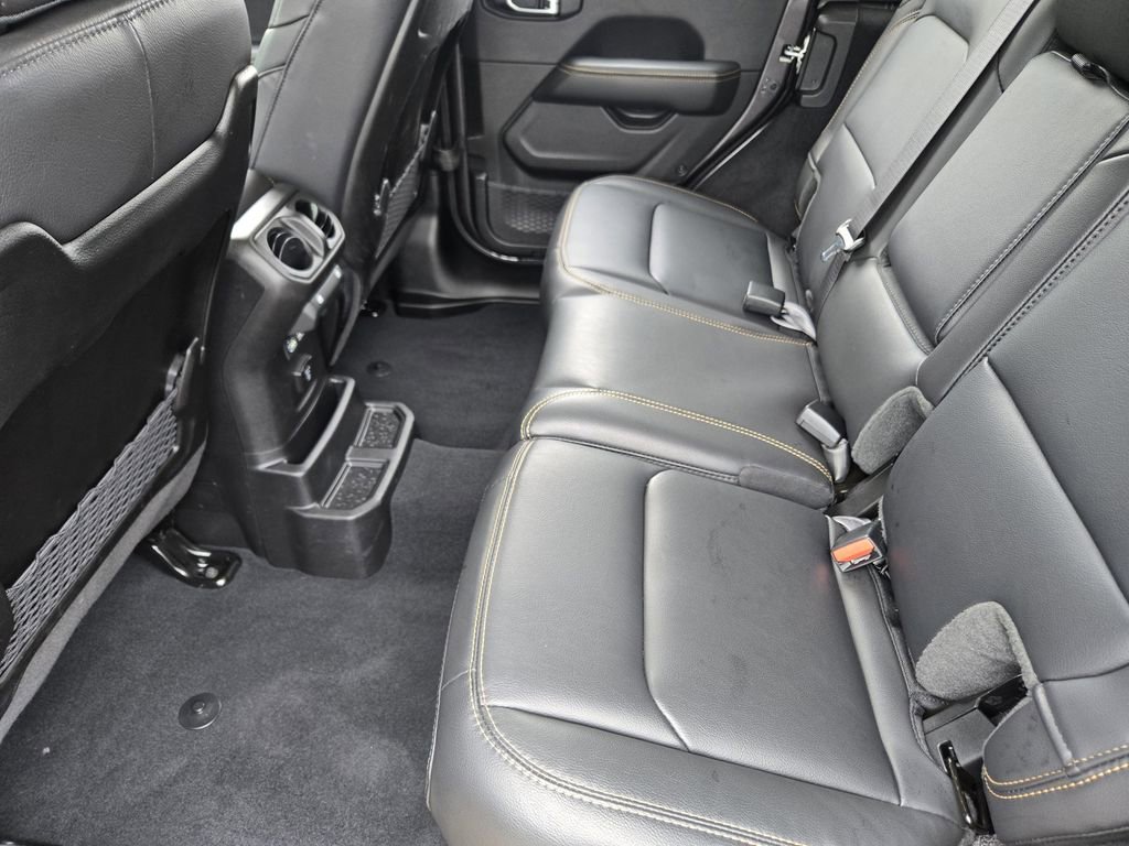 Used 2025 Jeep Wrangler Unlimited Sahara AWD/4WD image 40