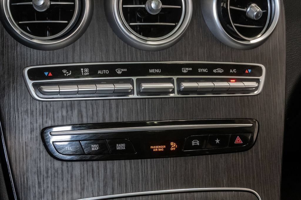 Used 2021 Mercedes-Benz GLC 300 4MATIC w/ Premium Package image 24