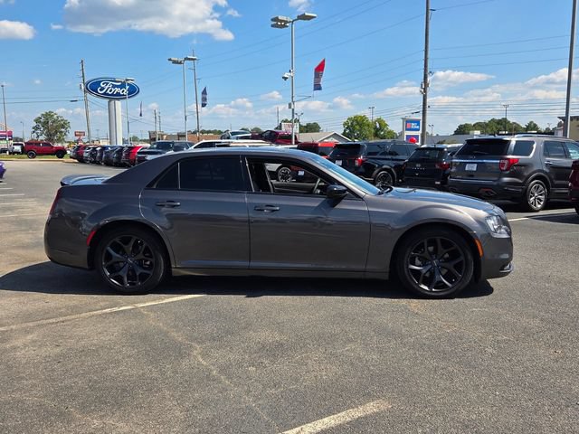 Used 2022 Chrysler 300 Touring w/ Sport Appearance Package RWD image 9