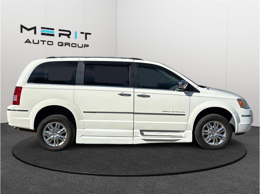 Used 2010 Chrysler Town & Country Limited image 10