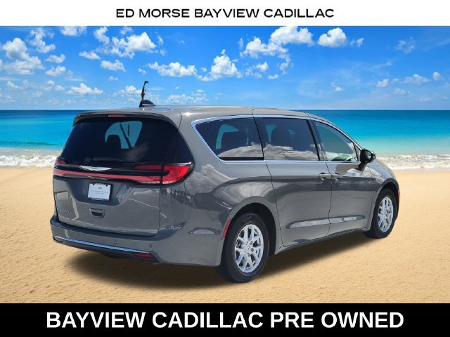 Used 2023 Chrysler Pacifica Touring-L FWD image 5