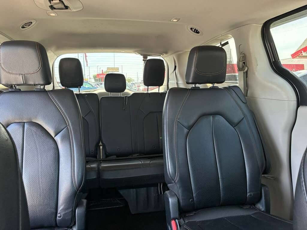 Used 2018 Chrysler Pacifica Touring-L FWD image 12