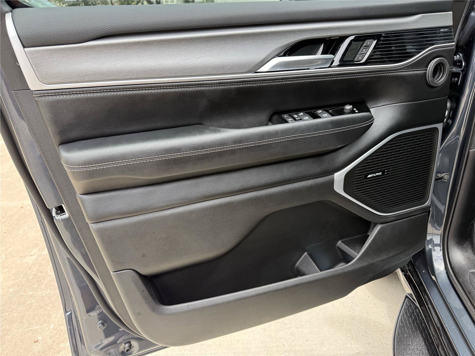New 2025 Jeep Wagoneer L Series II AWD/4WD image 12