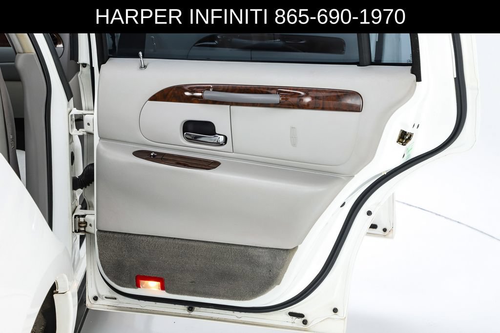 Used 2000 Lincoln Town Car Executive RWD image 29