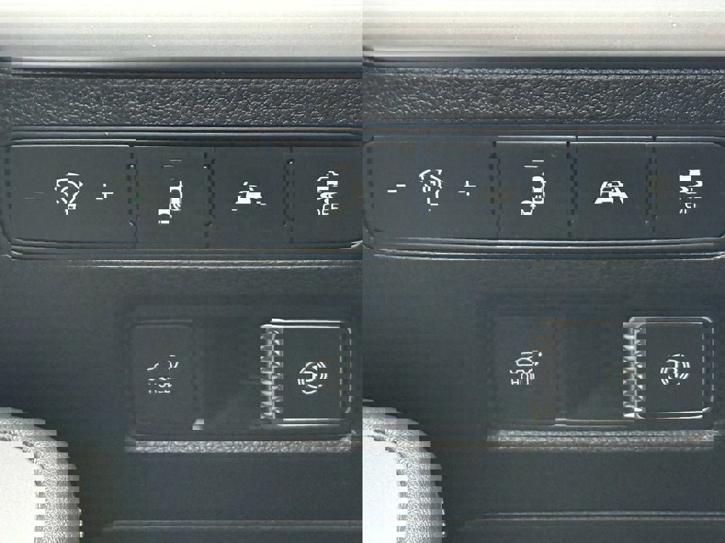 Used 2024 Chrysler Pacifica Touring-L image 18