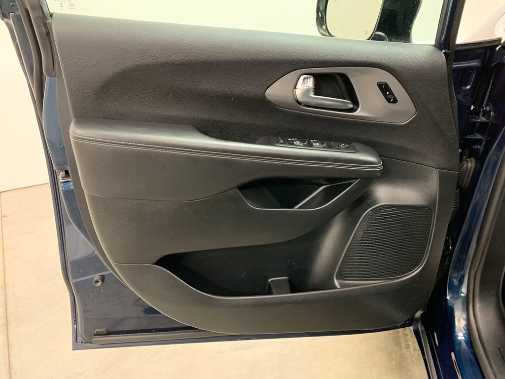 Used 2025 Chrysler Pacifica Select FWD image 16