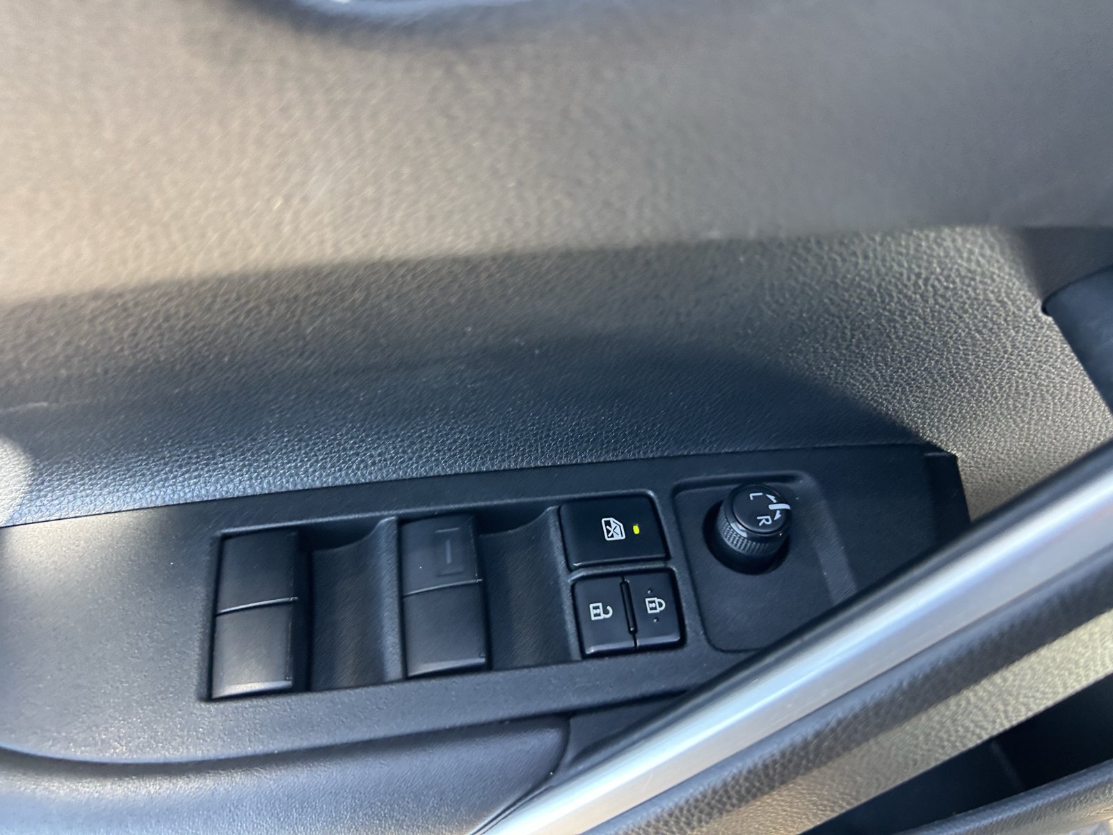 Used 2022 Toyota Corolla Cross XLE AWD/4WD image 29