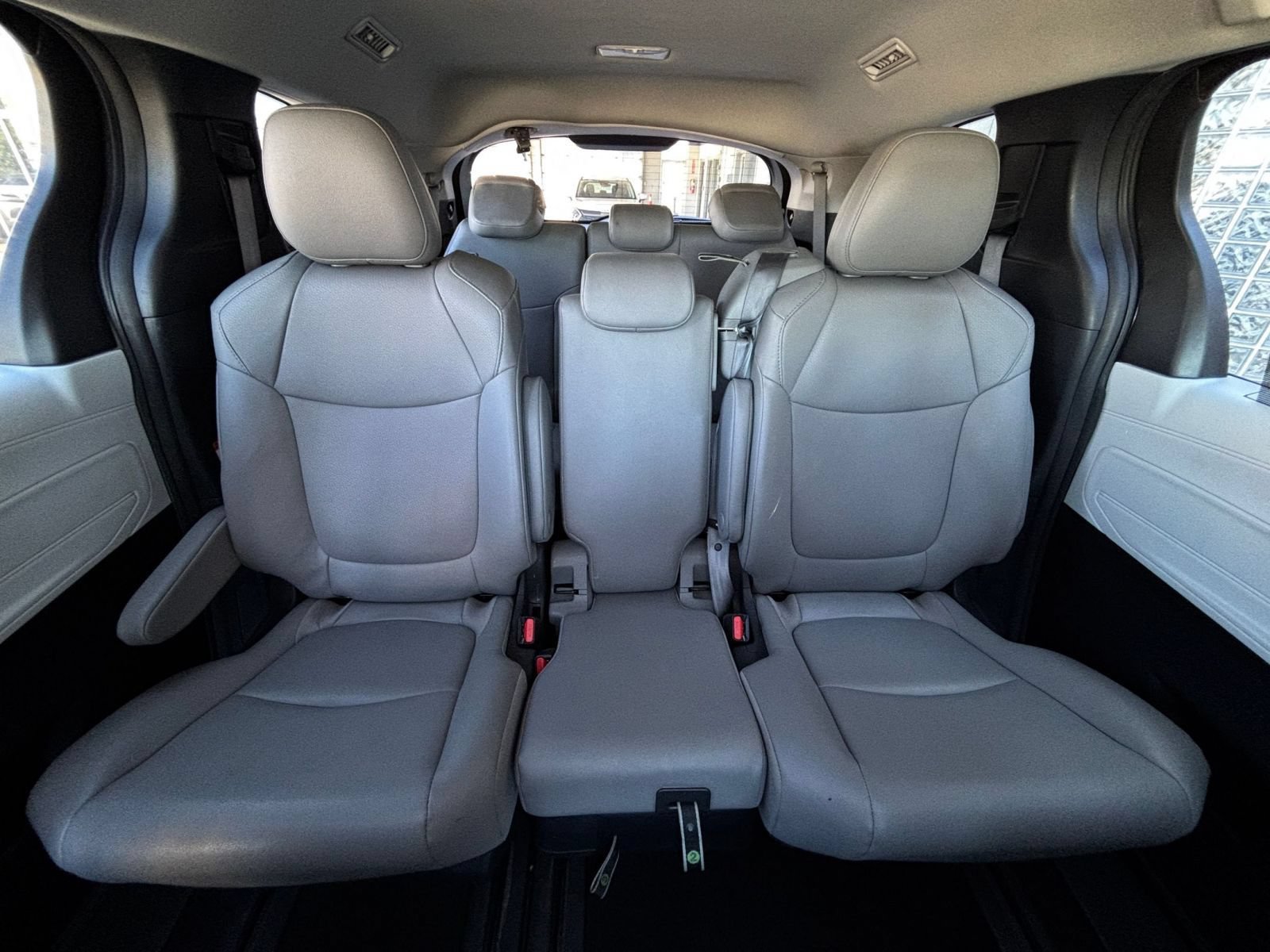 Used 2025 Toyota Sienna XLE FWD image 40