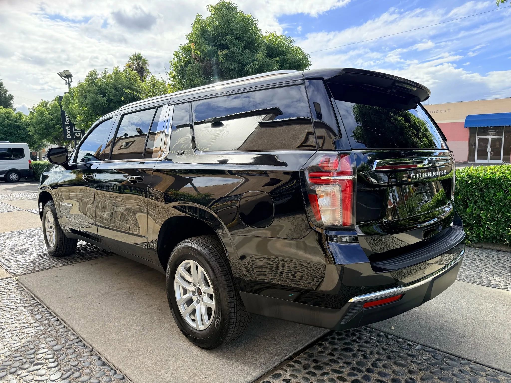 Used 2021 Chevrolet Suburban LT RWD image 7