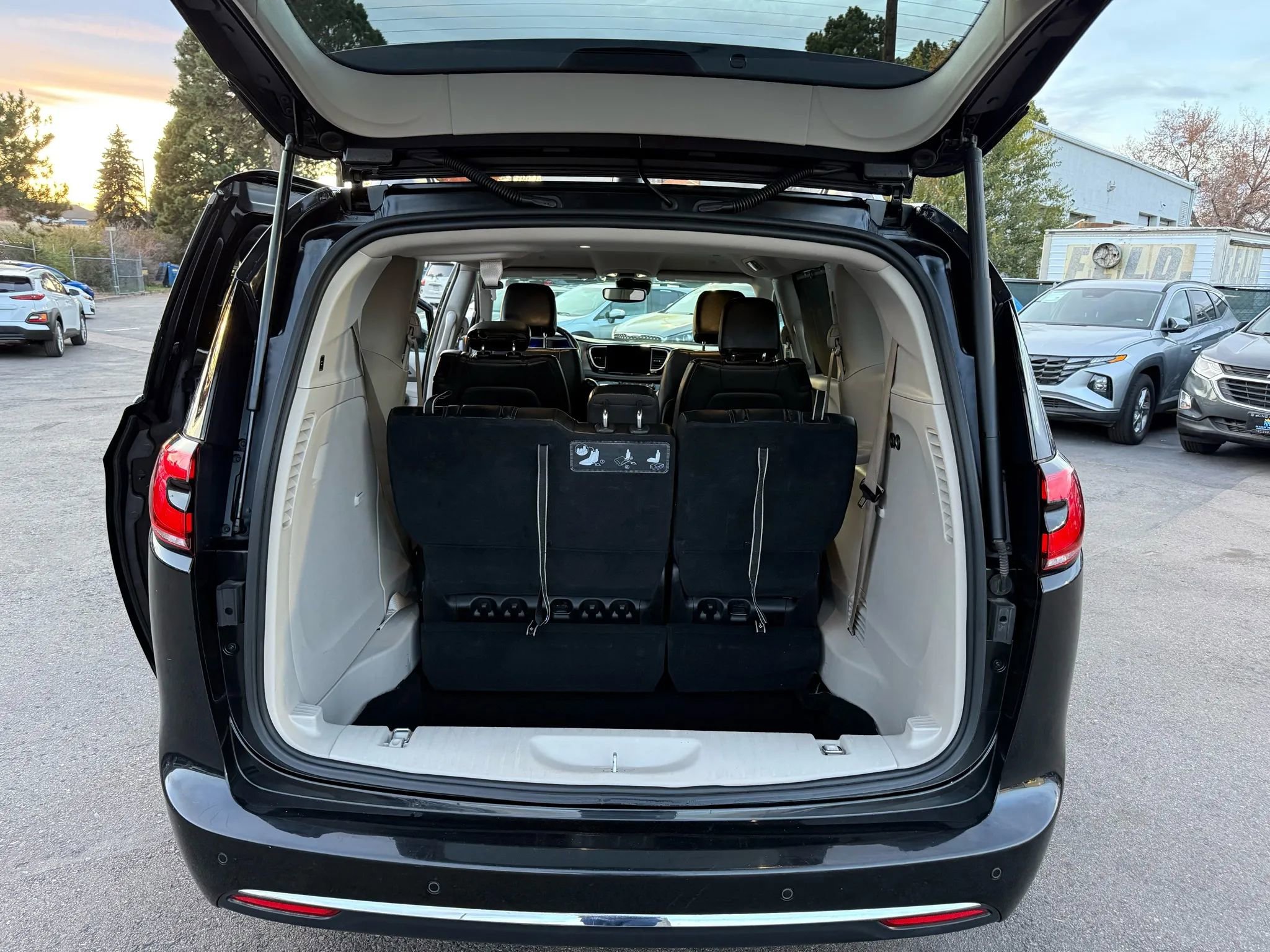 Used 2021 Chrysler Pacifica Touring-L image 18