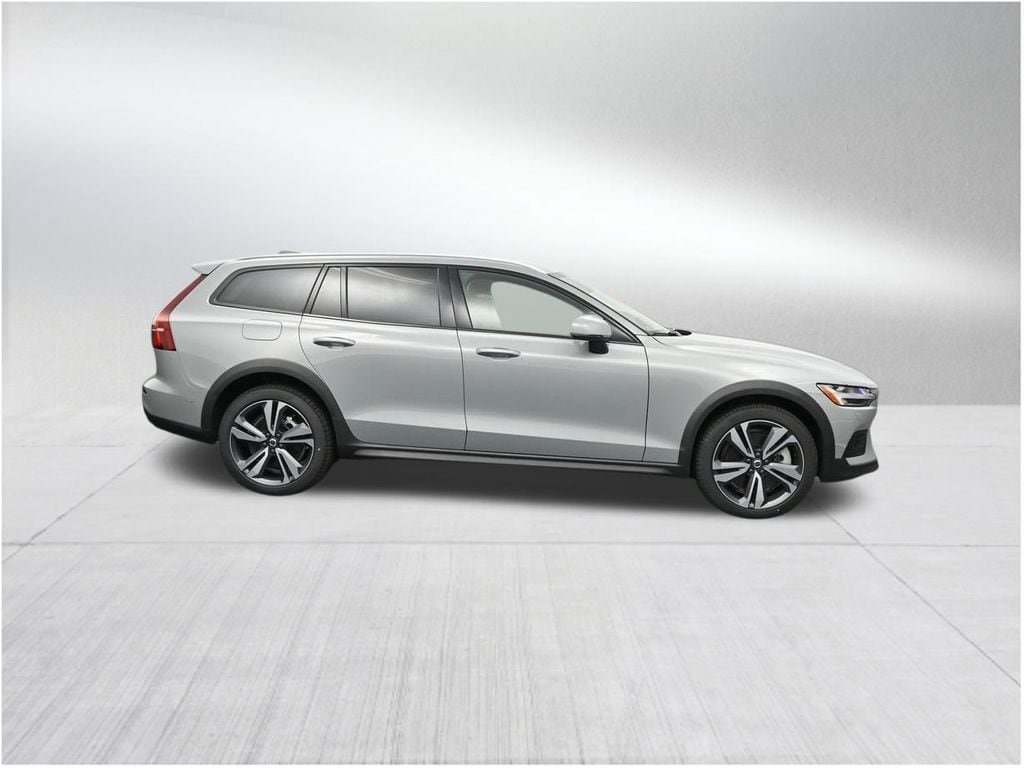 New 2026 Volvo V60 B5 Cross Country Plus w/ Protection Package Premier AWD/4WD image 6