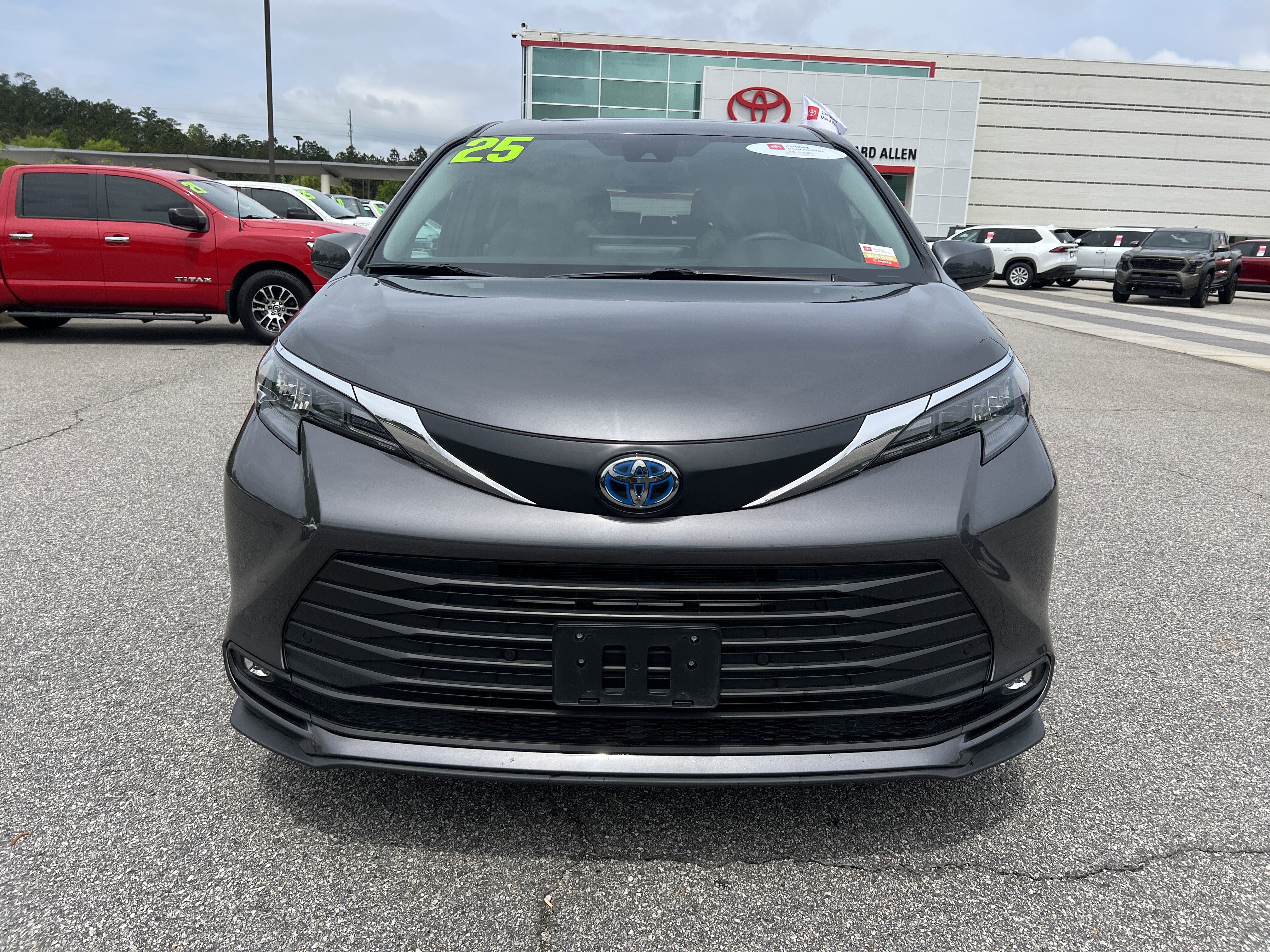 Certified 2025 Toyota Sienna XLE FWD image 2