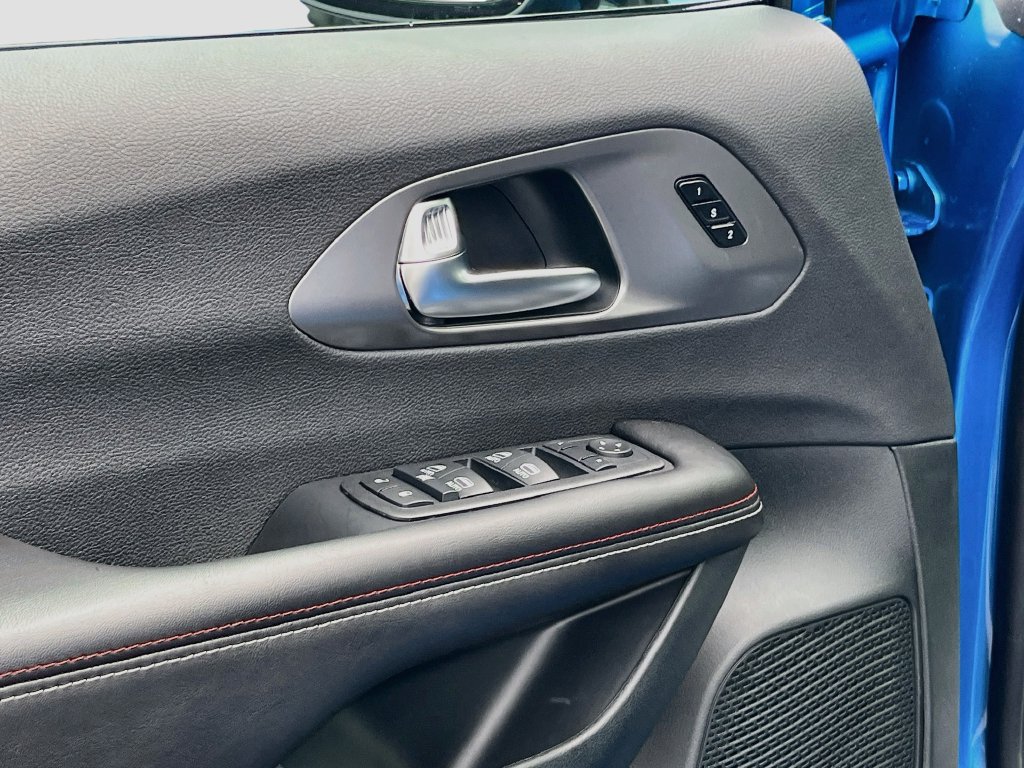 New 2027 Chrysler Pacifica Select FWD image 17